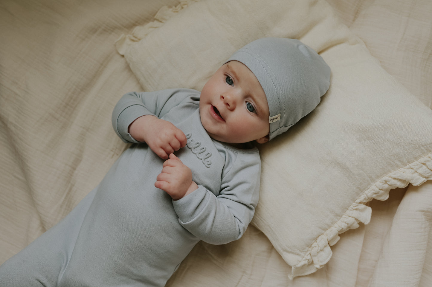 Embossed sweatshirt footie + Beanie